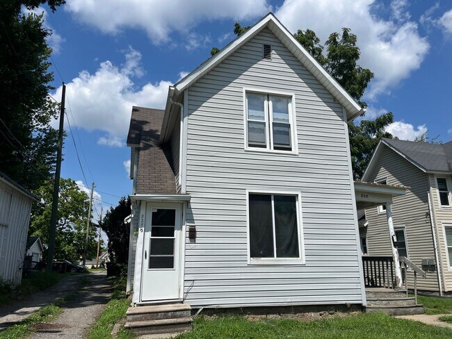 Primary Photo - 828 Huestis Ave