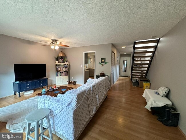 Building Photo - End-unit townhome in Reston.