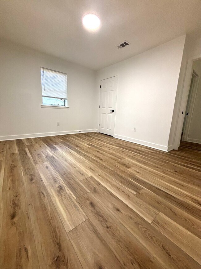 Building Photo - Beautifully Remodeled 3-Bed Home with Huge...