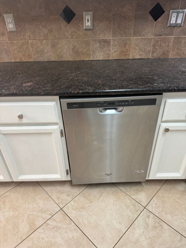 Building Photo - BEAUTIFUL TWO STORY 4 BED, 3 FULL BATH, & 2 CAR GARAGE