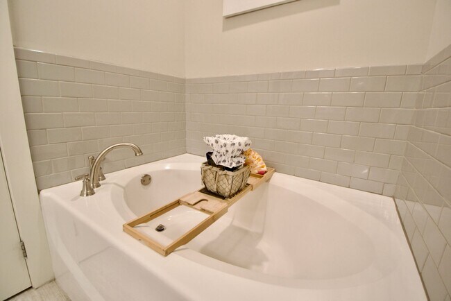 Building Photo - 3 Bed 3.5 Bath Luxury Townhome in Convenient Location!