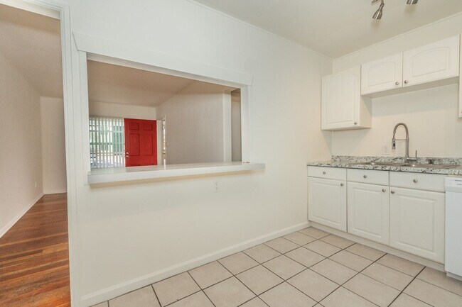 Building Photo - Charming 2 bed /1 Bath Duplex in Pacific Beach 8 Blocks From the Ocean!