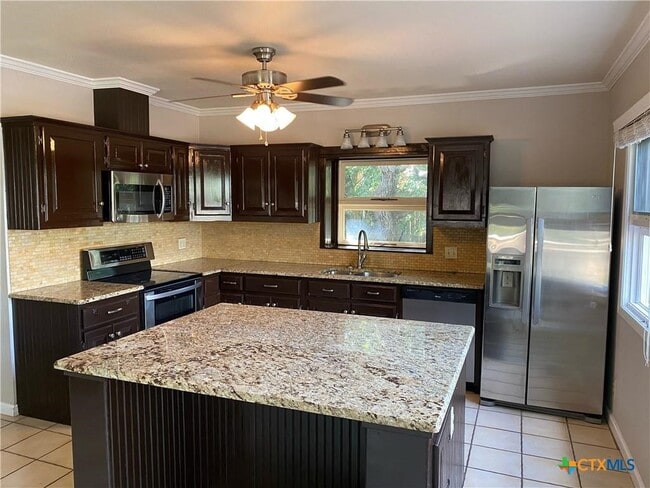 Building Photo - 920 Encino Dr