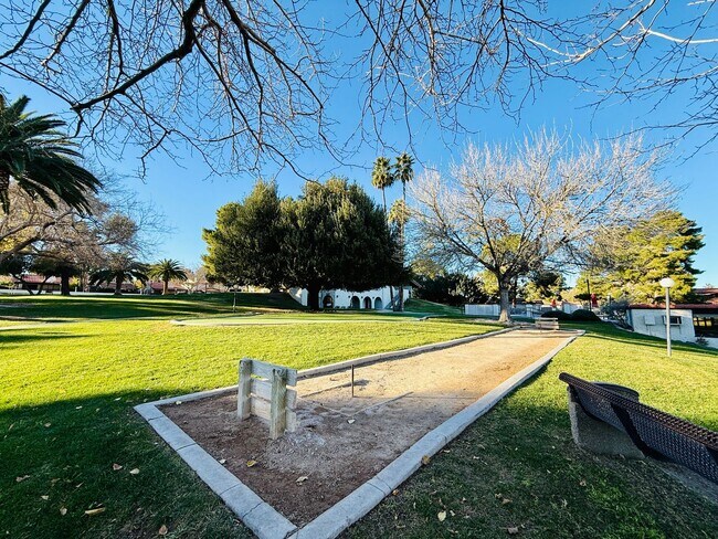 Building Photo - Available August 1st! Beautiful fully furnished single-story home located in the prestigious Span...