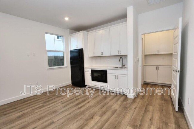 Building Photo - 3349 Hedgerow Ct