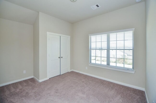 Building Photo - Beautiful 2 story home with 4 bedrooms, 2,...