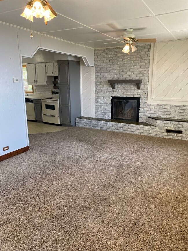 Building Photo - 2 BEDROOM LAKE HOUSE!