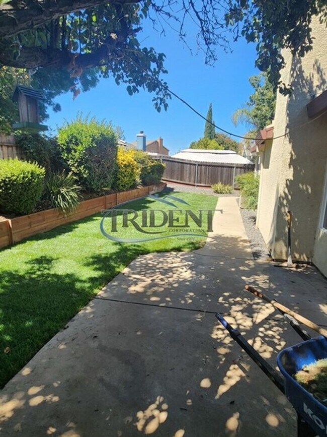 Building Photo - 4 bedroom 2 bath near schools and parks