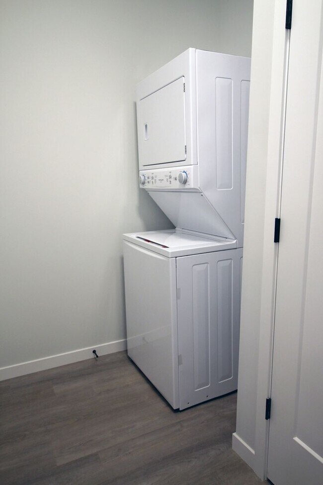 Building Photo - 2206 Rocky Ln