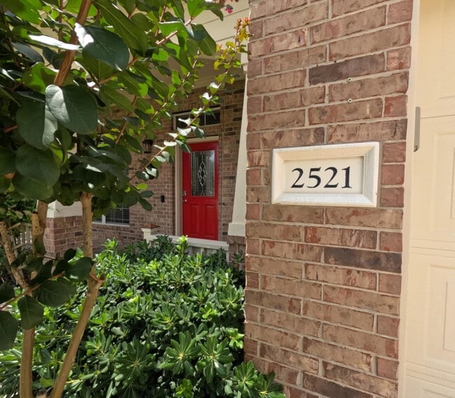 Building Photo - 2521 Saratoga Dr