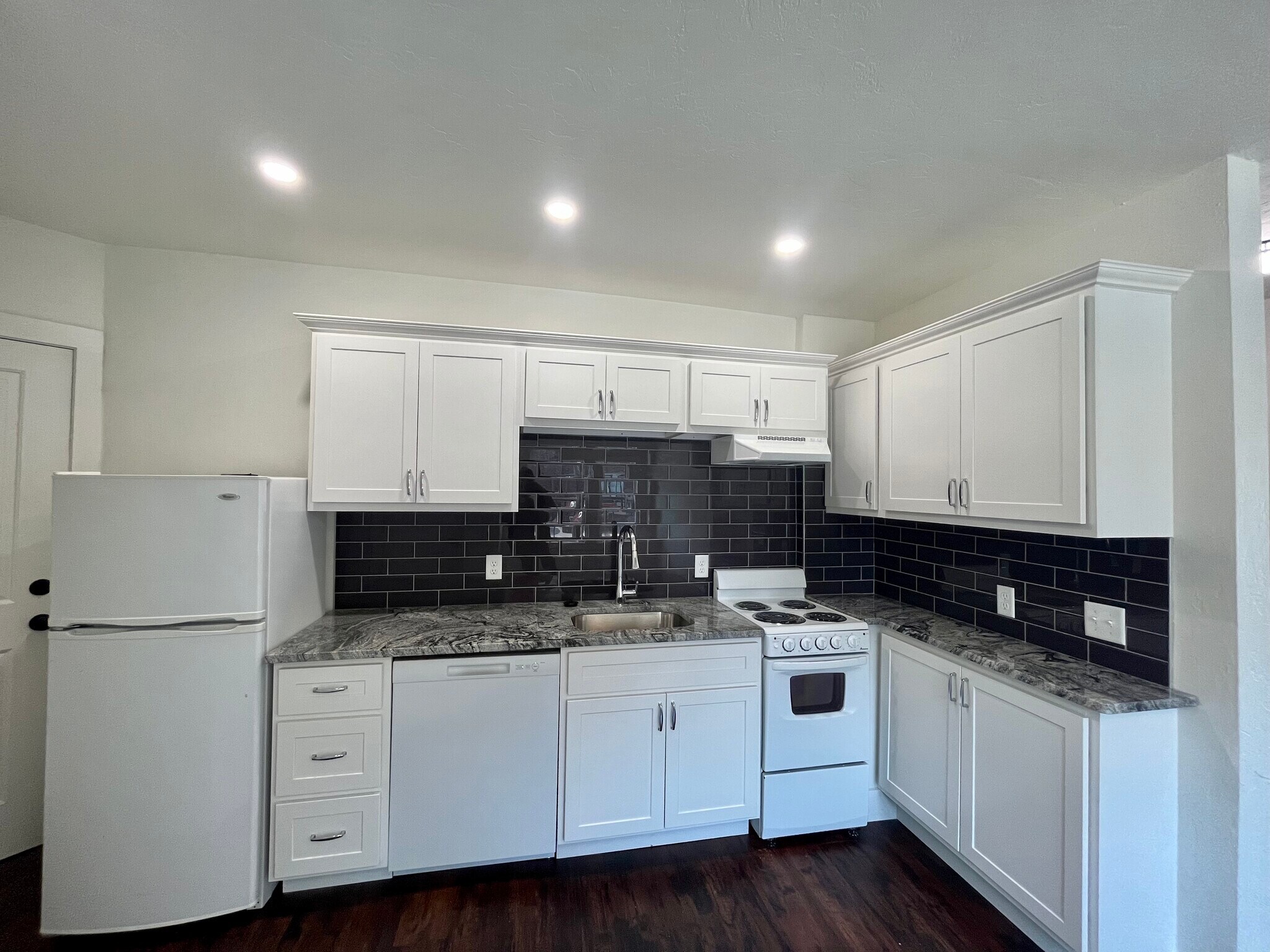 Marble countertops - 2409 N Robinson Ave