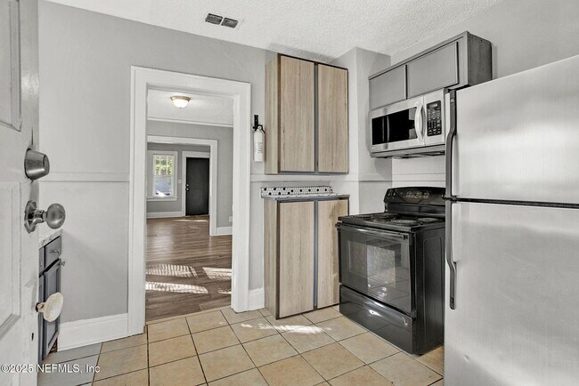 Building Photo - 1431 W 26th St