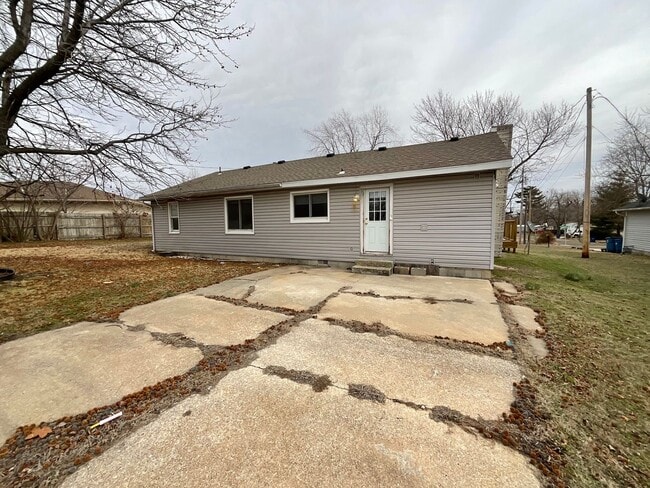 Building Photo - COMING SOON: Nice and Open 3 Bed 1 Bath Ho...