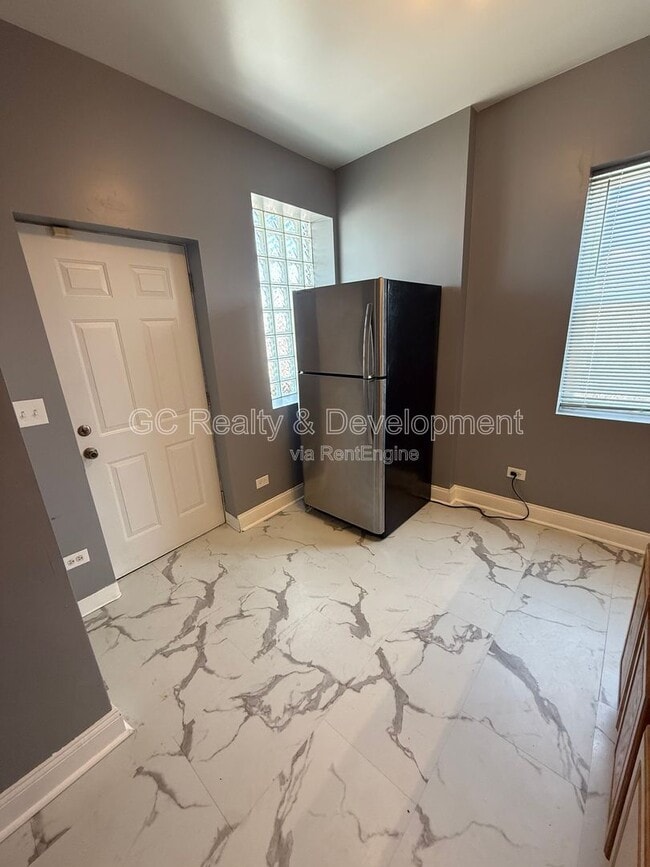 Building Photo - 3302 W Fulton Blvd