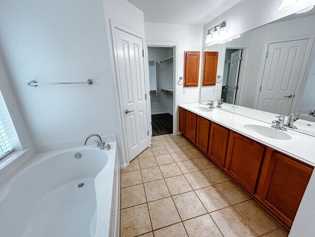 Building Photo - Spacious 3/2 house in Summerlyn Subdivisio...