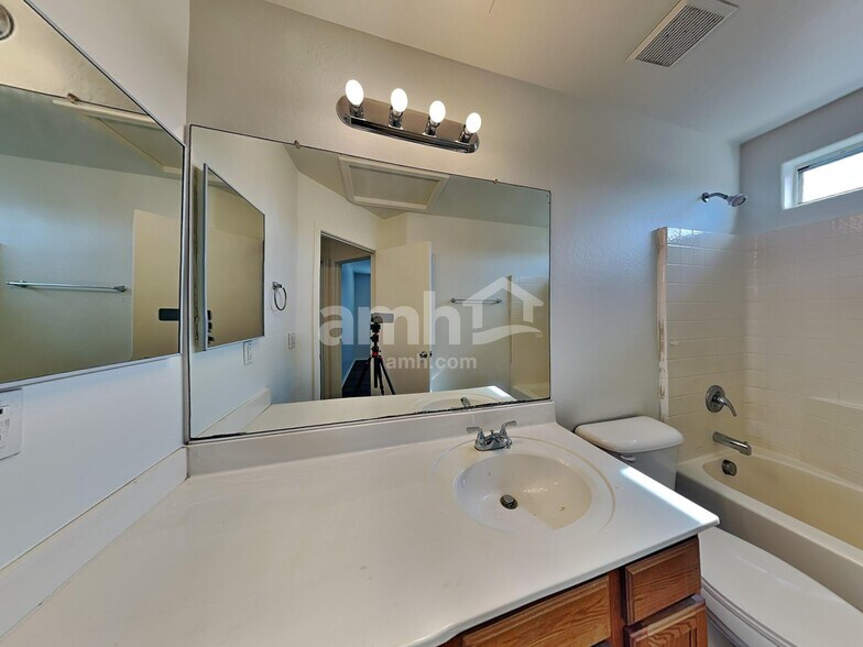 Building Photo - 6507 W Hughes Dr