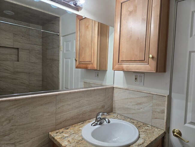 Building Photo - Completely Upgraded 2 bedroom Condo in Riverside
