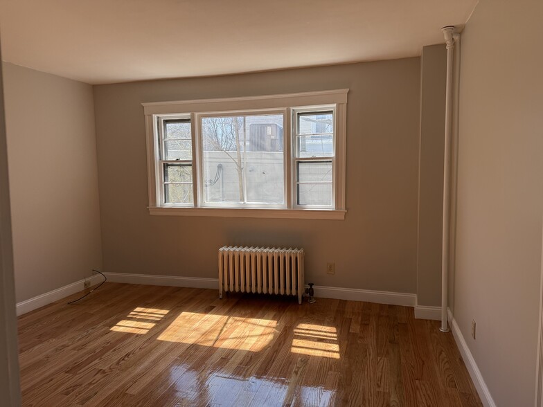 Building Photo - 65 Bacon St