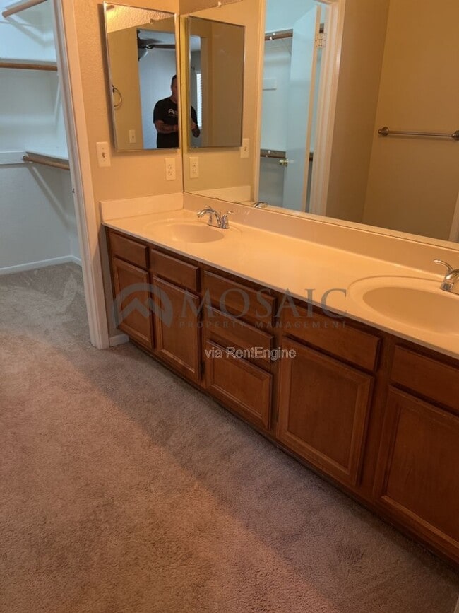 Building Photo - 921 S Val Vista Dr