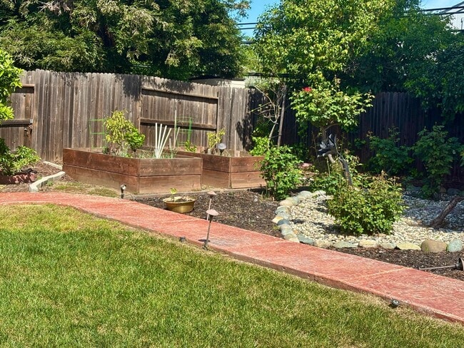 Building Photo - Breath-Taking 4/3. Backyard Oasis w/4 Car Garage!  Please read ad for viewings!