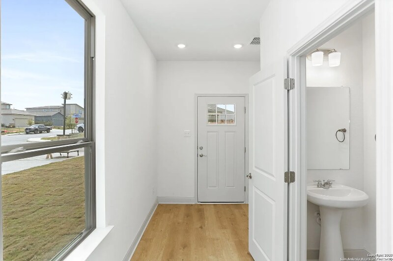 Building Photo - 401 W Commerce St