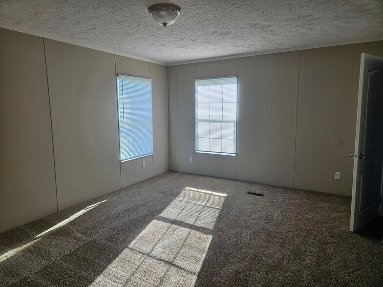 Building Photo - 61 Lynnwood Cir