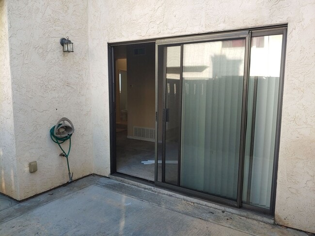 Building Photo - 2 Bed/2.5 Bath Townhouse w/2 Car Attached ...