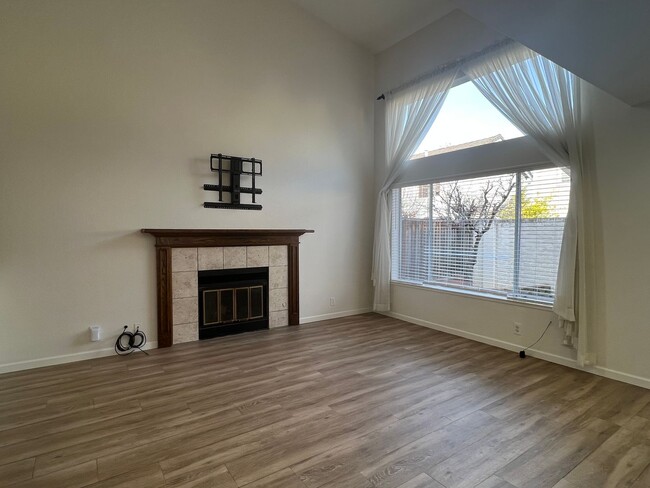 Building Photo - Bright & Spacious 3 Bedroom 2.5 Bath Duet ...