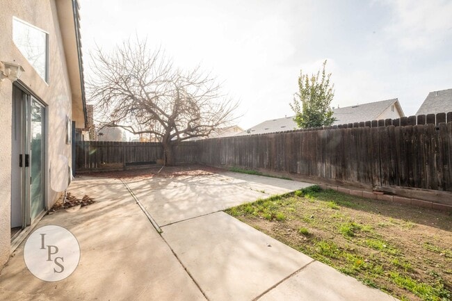 Building Photo - North West Fresno Home, 3BR/2BA, Lots of Amenities
