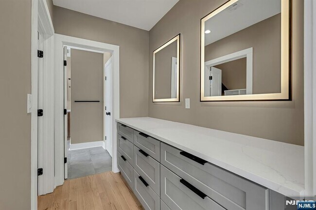 Building Photo - 49 Park Ave