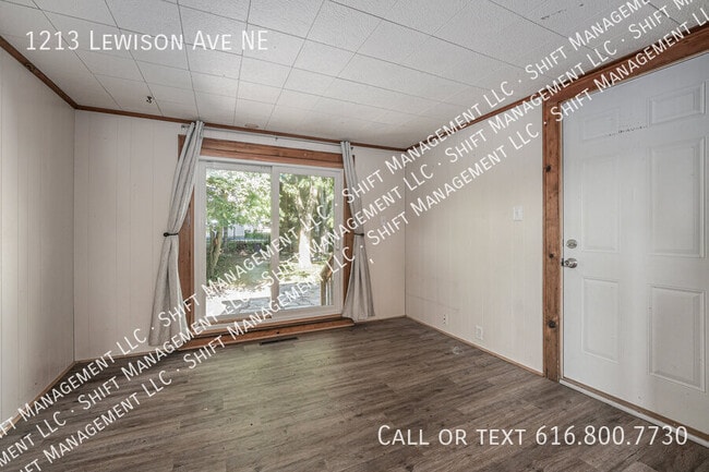 Building Photo - 1213 Lewison Ave NE