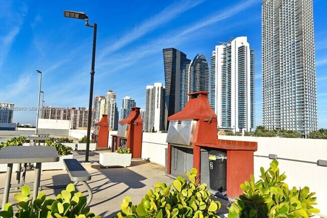 Building Photo - 17021 N Bay Rd