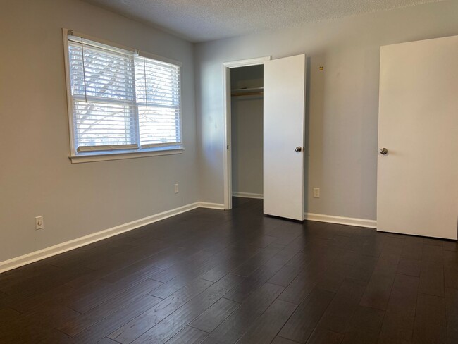 Building Photo - 3 Bedroom, 2.5 Bathroom Townhouse in Green...