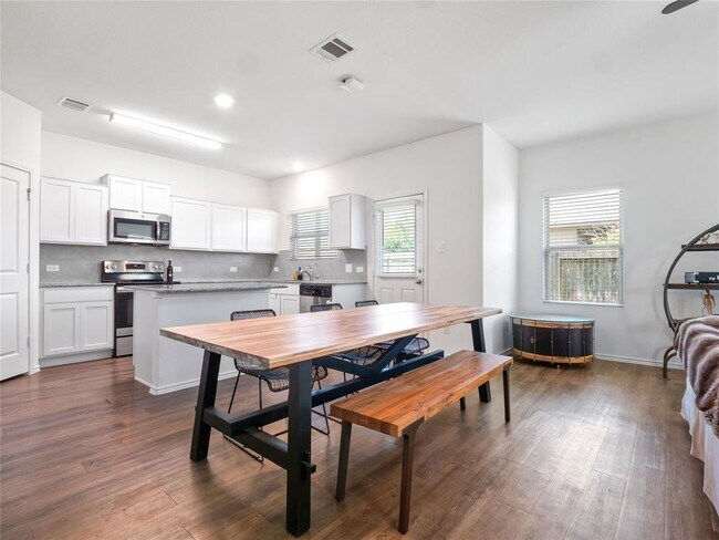 Building Photo - 109 Comet Dr