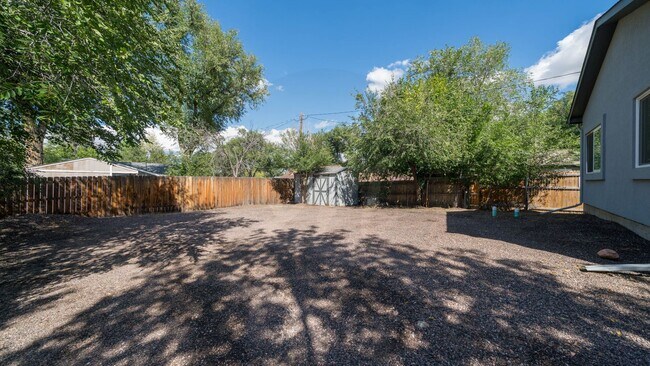 Building Photo - 2bd, 1 ba Rental Available Near Downtown C...