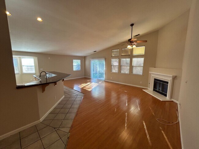 Building Photo - Beautiful 4 Bedroom, 2.5 Bath Deer Valley ...
