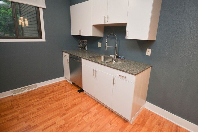 Building Photo - Completely renovated townhouse just a bloc...