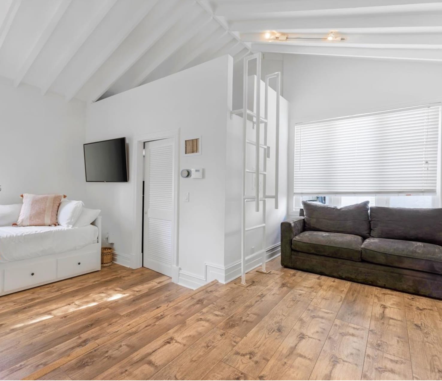 Building Photo - 113 NE 101st St