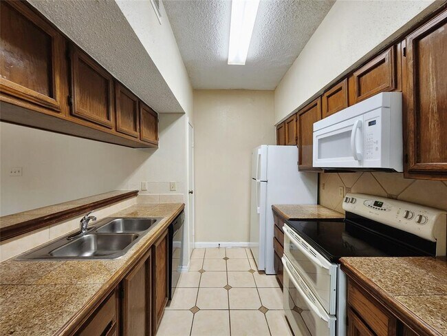 Building Photo - 17417 Red Oak Dr