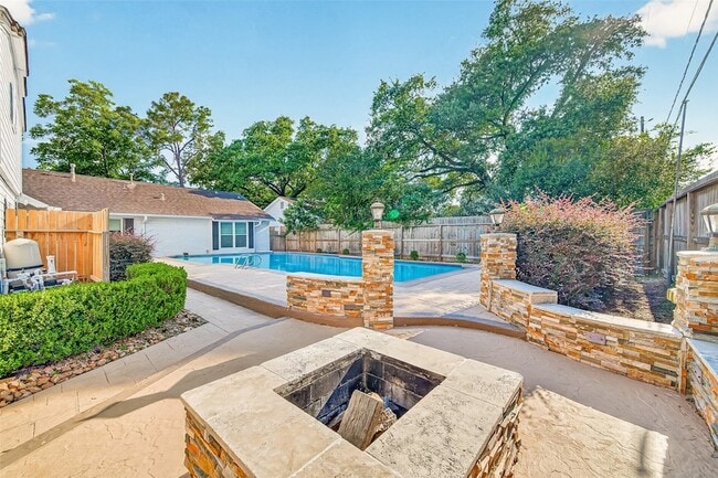 Building Photo - 10602 Longmont Dr