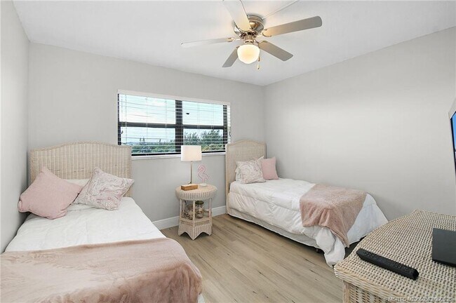 Building Photo - 10310 S Ocean Dr