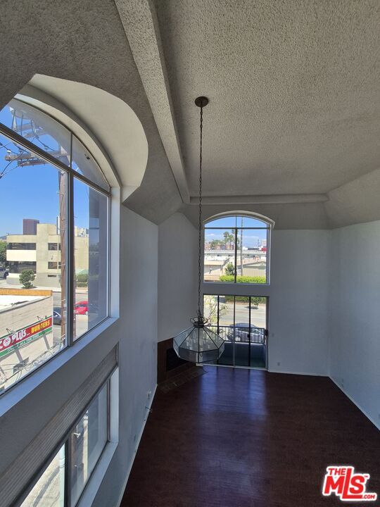 Building Photo - 1529 S Bundy Dr