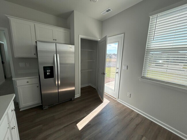 Building Photo - Brand new home with community amenties nes...