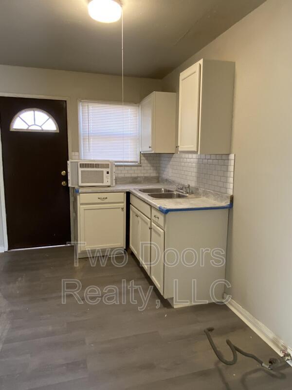 Building Photo - 561 E Indian Dr