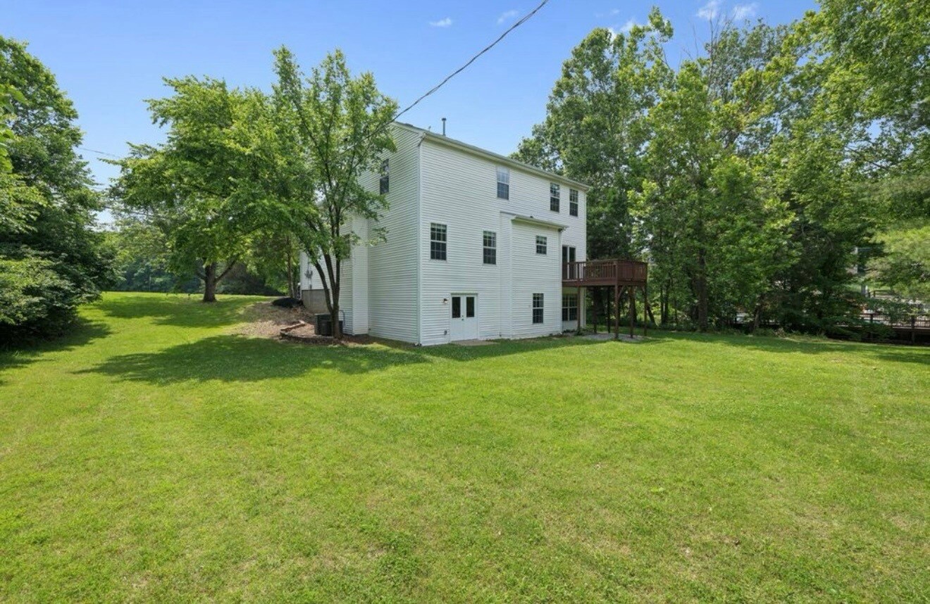 Building Photo - 2300 Devonshire Dr