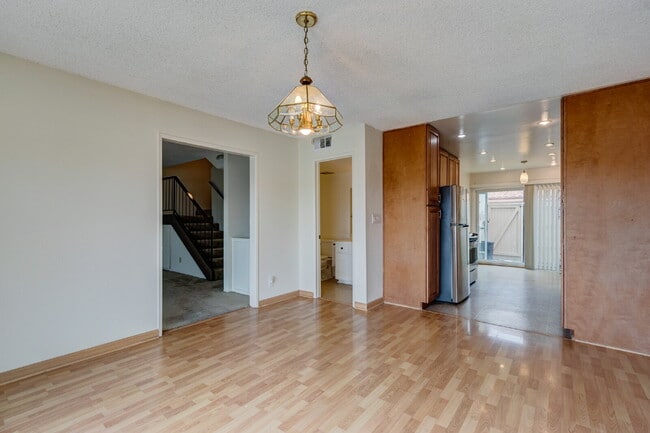 Building Photo - Resort-style amenities in a highly desirab...