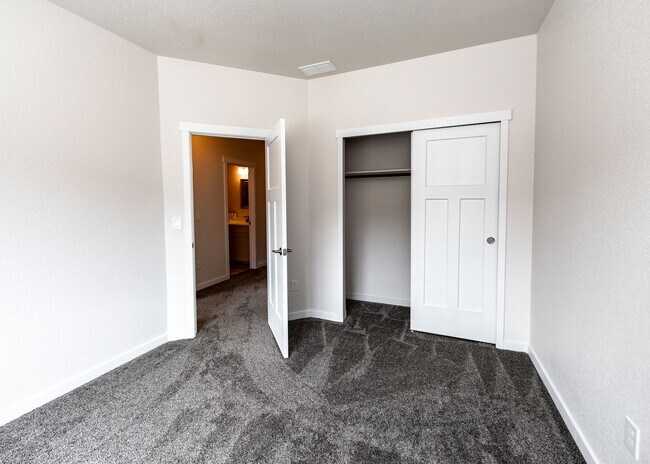 Building Photo - End Unit 3 BedTownhome in Mountain Shadows