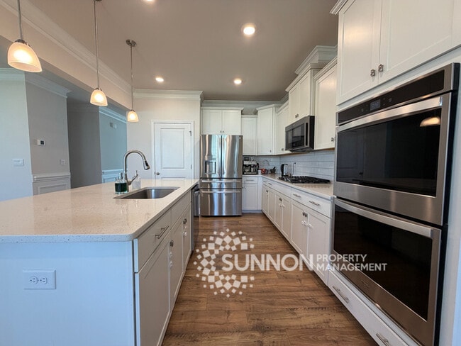 Building Photo - 5 Bed 4.5 Bath with Huge Bonus