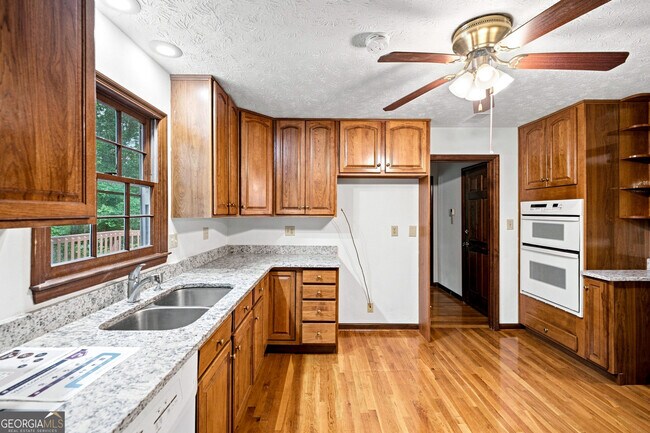 Building Photo - 965 Millbrook Ct