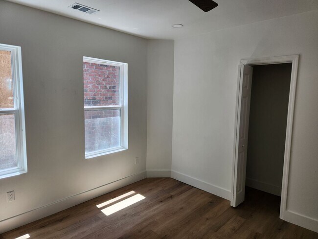 Building Photo - 422 W 42nd St